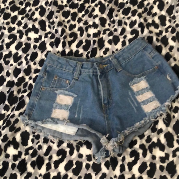 Short shorts - Picture 1 of 2